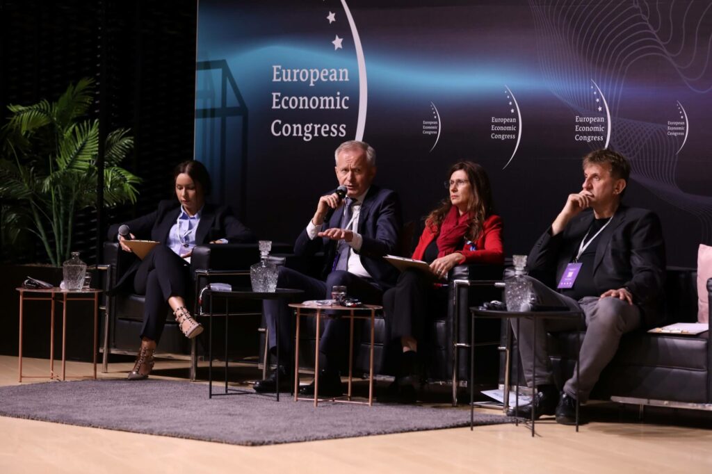 Krzysztof Domarecki podczas panelu na Europejskim Kongresie Gospodarczym