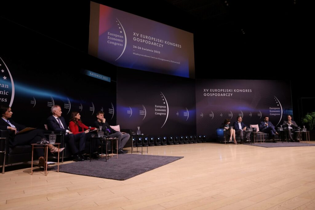 Uczestnicy panelu dyskusyjnego „Lider na trudne czasy” podczas Europejskiego Kongresu Gospodarczego.